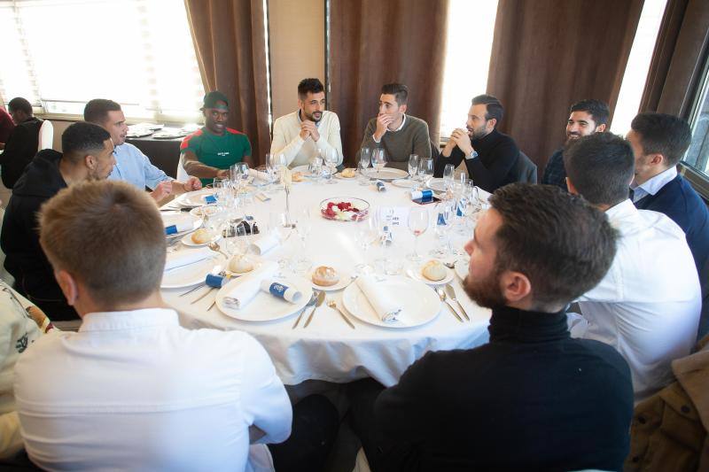 El equipo rojiblanco celebró, este miércoles, en el restaurante Bellavista de Gijón, su tradicional comida de Navidad, en la que participaron las primeras plantillas masculina y femenina, así como la del filial.