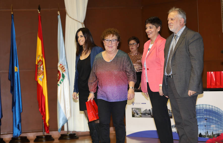 La enfermera Rosario Rodríguez Ortea deja el escenario tras recibir su obsequio por la jubilación.