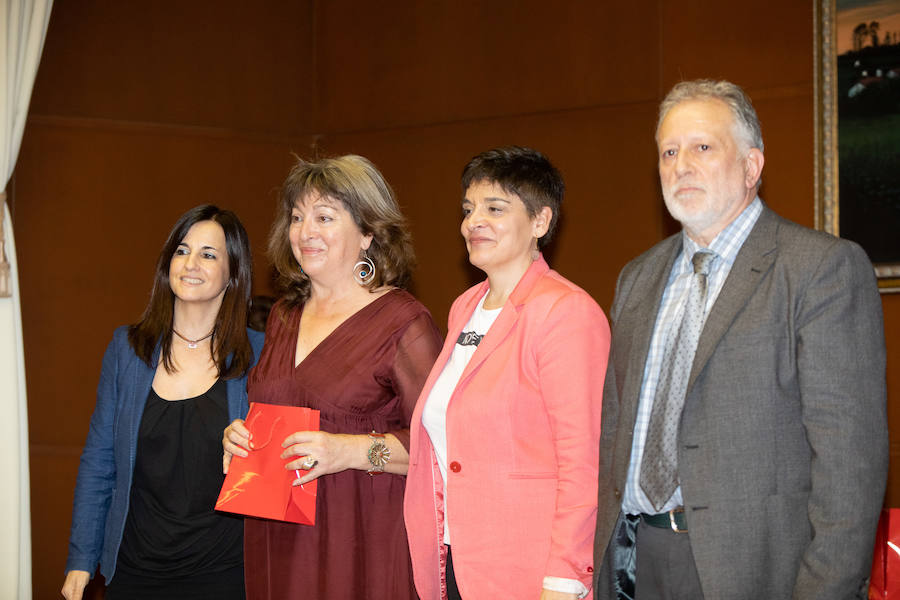 La enfermera María Socorro Gutiérrez Caño posa después de recibir el detalle de recuerdo. 