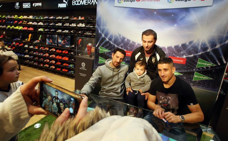 Los jugadores de la primera plantilla del Real Oviedo, Saúl Berjón y Toché, firmaron autógrafos y se hicieron fotos con los aficionados del conjunto azul que se acercaron para ver a sus ídolos hasta el centro comercial