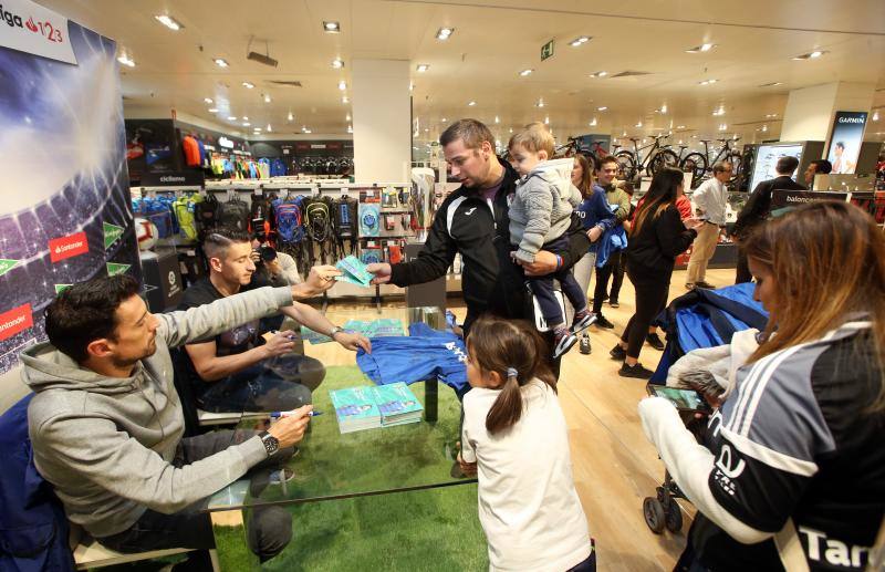 Los jugadores de la primera plantilla del Real Oviedo, Saúl Berjón y Toché, firmaron autógrafos y se hicieron fotos con los aficionados del conjunto azul que se acercaron para ver a sus ídolos hasta el centro comercial