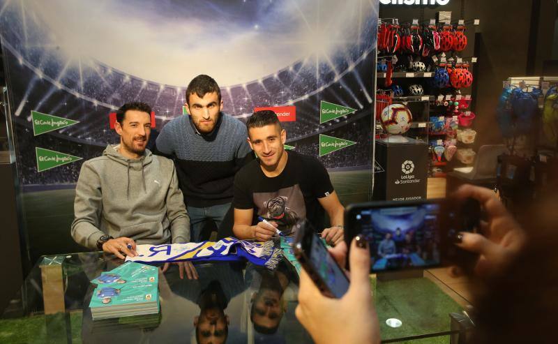 Los jugadores de la primera plantilla del Real Oviedo, Saúl Berjón y Toché, firmaron autógrafos y se hicieron fotos con los aficionados del conjunto azul que se acercaron para ver a sus ídolos hasta el centro comercial