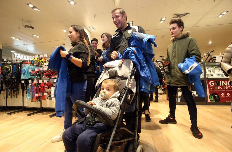 Los jugadores de la primera plantilla del Real Oviedo, Saúl Berjón y Toché, firmaron autógrafos y se hicieron fotos con los aficionados del conjunto azul que se acercaron para ver a sus ídolos hasta el centro comercial