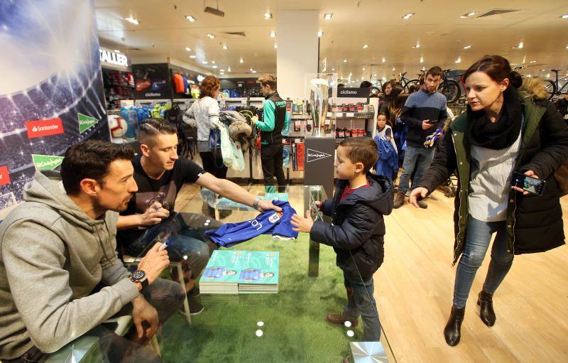 Los jugadores de la primera plantilla del Real Oviedo, Saúl Berjón y Toché, firmaron autógrafos y se hicieron fotos con los aficionados del conjunto azul que se acercaron para ver a sus ídolos hasta el centro comercial