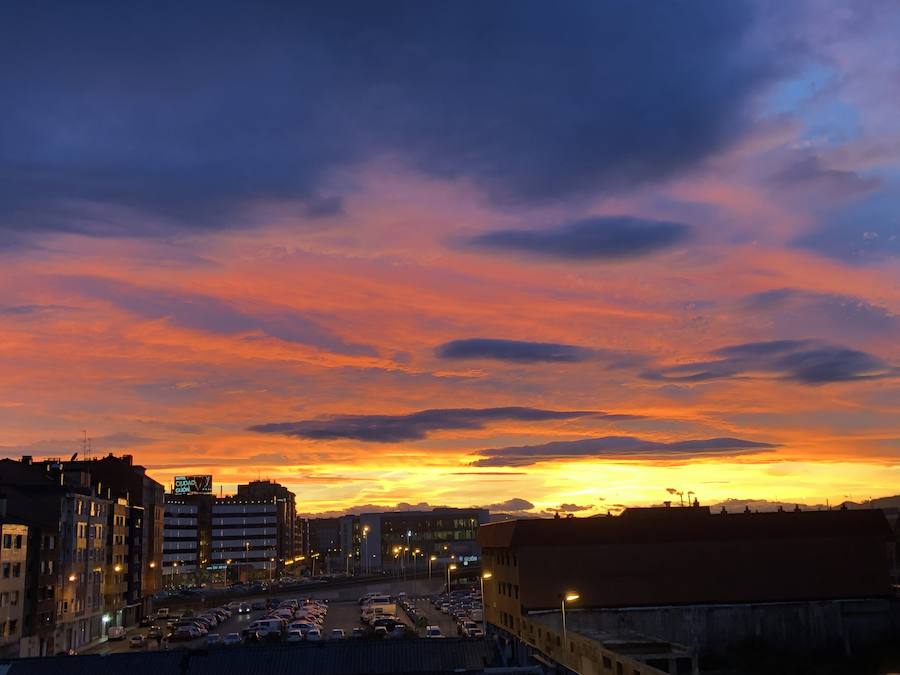 Si hace unos días fue un impresionante amanecer, hoy han sido los reflejos anaranjado y rojizos del último atardecer de este otoño lo ha dejado imágenes para el recuerdo.