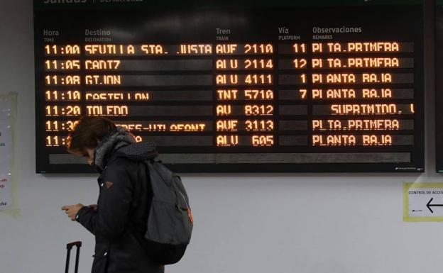 Un usuario consulta los trenes cancelados en la estación de Atocha.