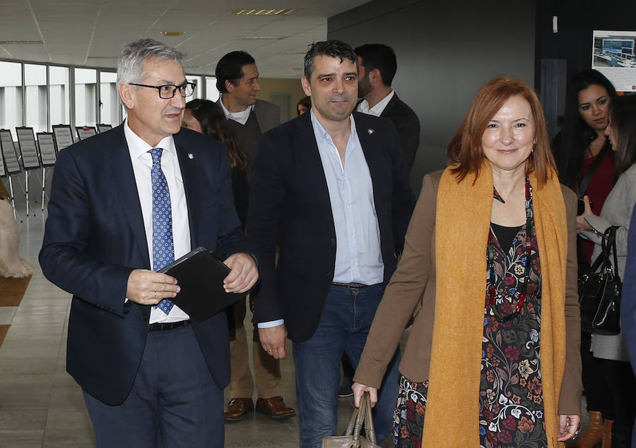 El rector de la Universidad, Santiago García Granda, inauguró el laboratorio de tecnología y diseño en el edificio polivalente de la Escuela Politécnica de Ingeniería.