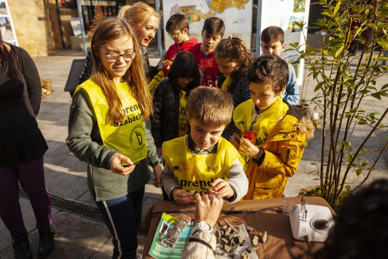 La Navidad ha llegado al Jardín Botánico, que ha abierto sus puertas para que familias al completo disfruten de su ya tradicional belén monumental y de las diversas actividades organizadas para todas las edades. 