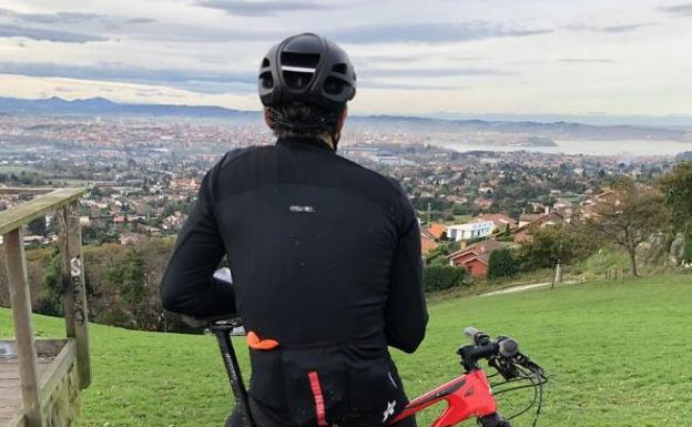 Luis Enrique, durante su ruta por La Providencia, con El Molinón al fondo. 