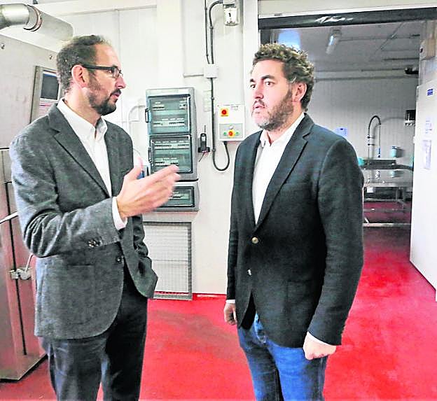 Juan Díaz y Jonás Fernández durante la visita a Asincar. 