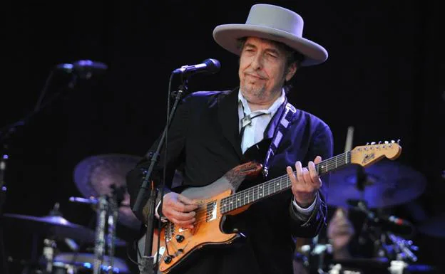 Bob Dylan, sobre el escenario en un concierto en Carhaix-Plouguer, al norte de Francia. 