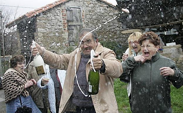 Imagen principal - 1. Vecinos de Molleo. 2. Zara de Avilés. 3. Portada de EL COMERCIO del 23 de diciembre de hace treinta años.