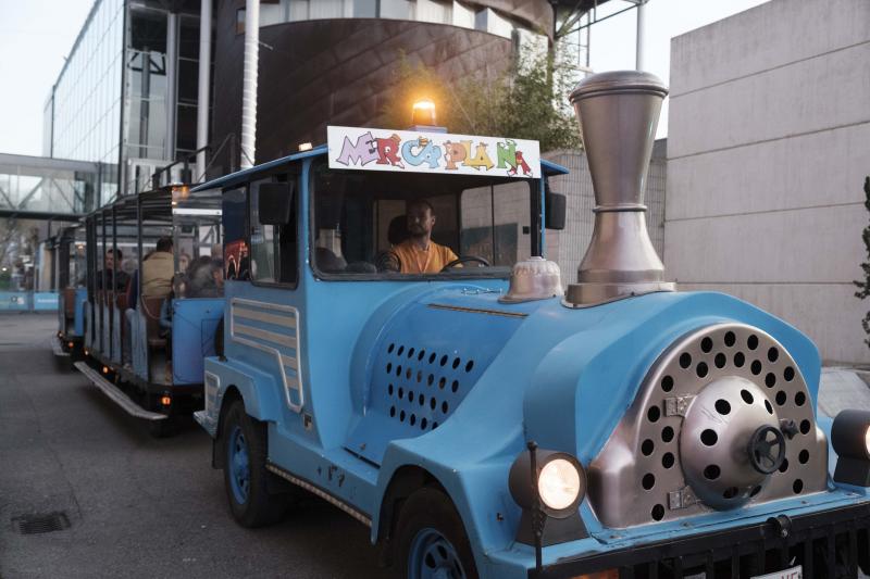 Ciencia, medio ambiente, robótica y seguridad vial son algunas de las materias que estructuran este año Mercaplana, la gran feria de Navidad que ha abierto sus puertas en el recinto ferial Luis Adaro de Gijón para sorprender a los mayores y, sobre todo, a los más pequeños.