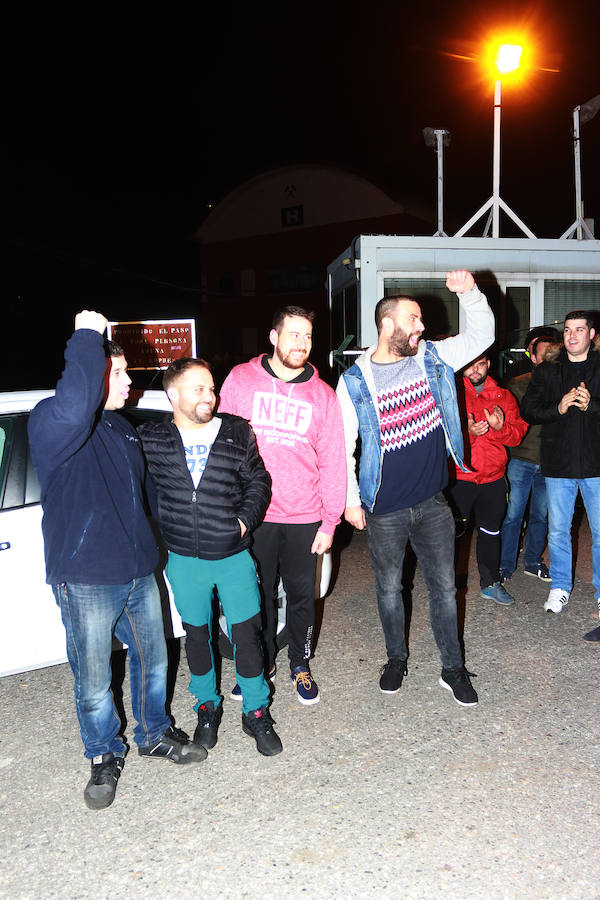 Fotos: Recibimiento de los cuatro mineros que abandonaron el encierro en el Pozo Santiago por presiones de Hunosa