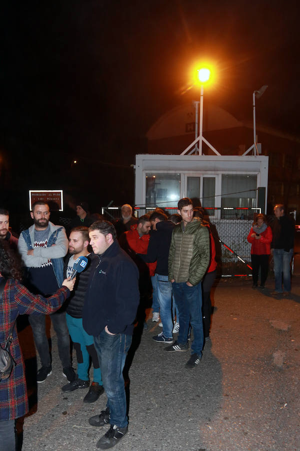 Fotos: Recibimiento de los cuatro mineros que abandonaron el encierro en el Pozo Santiago por presiones de Hunosa