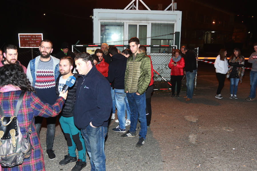 Fotos: Recibimiento de los cuatro mineros que abandonaron el encierro en el Pozo Santiago por presiones de Hunosa