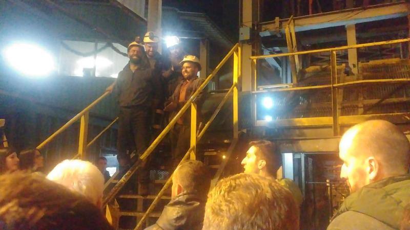 Fotos: Recibimiento de los cuatro mineros que abandonaron el encierro en el Pozo Santiago por presiones de Hunosa