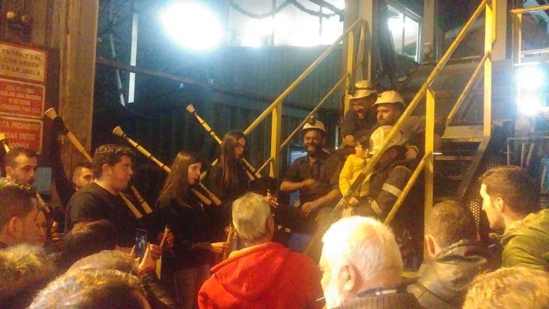 Fotos: Recibimiento de los cuatro mineros que abandonaron el encierro en el Pozo Santiago por presiones de Hunosa