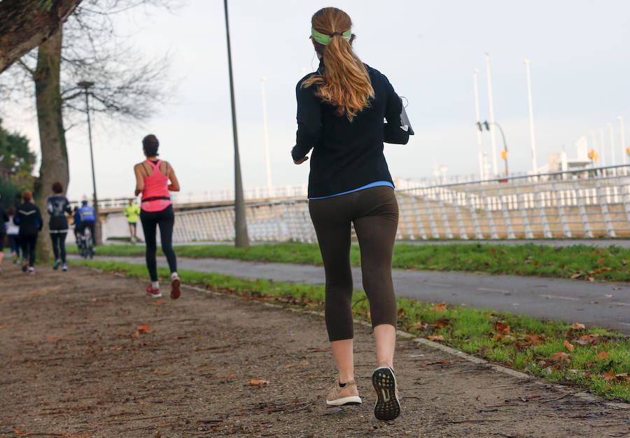 Un grupo de mujeres corre con Cristina Mitre en el Kilometrín dentro de la plataforma para que las mujeres salgan a correr en grupo y seguras 