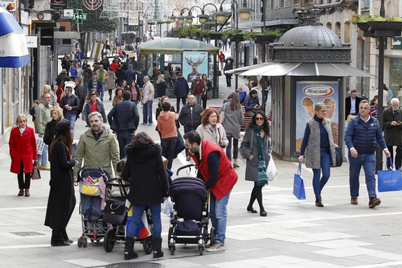 La apertura de los comercios y grandes superficies el domingo previo a Nochebuena ha sido un aliciente para muchos, que han aprovechado para hacer las últimas compras.