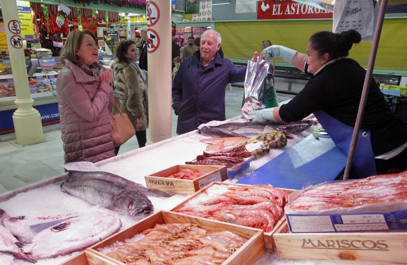 La apertura de los comercios y grandes superficies el domingo previo a Nochebuena ha sido un aliciente para muchos, que han aprovechado para hacer las últimas compras.