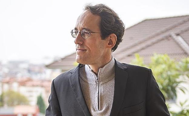 El maestro Pablo González, en su casa de Oviedo. 