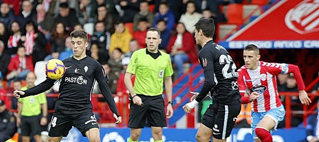 Nacho Méndez controla el balón ante la mirada de su compañero Pablo Pérez. 