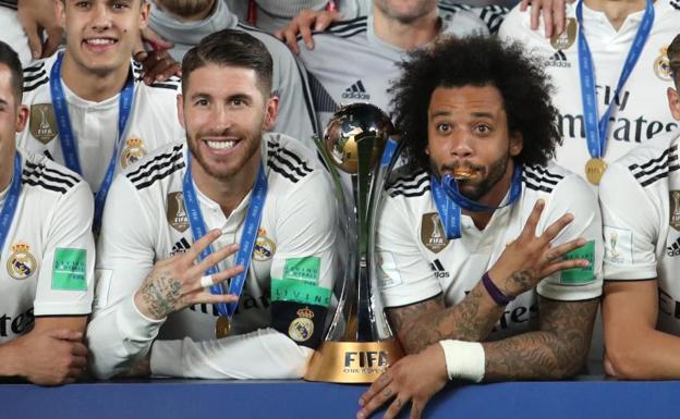 Sergio Ramos y Marcelo celebran con sus compañeros el Mundialito. 