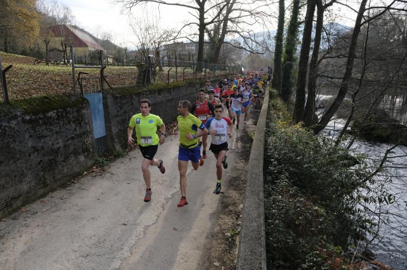Un buen número de corredores se ha sumado a la IV San Silvestre Trail Picu L'Arbolín, disputada en Cangas de Onís. Con dos categorías, de seis y once kilómetros, ha sido la prueba elegida por muchos deportistas para celebrar estas fiestas.