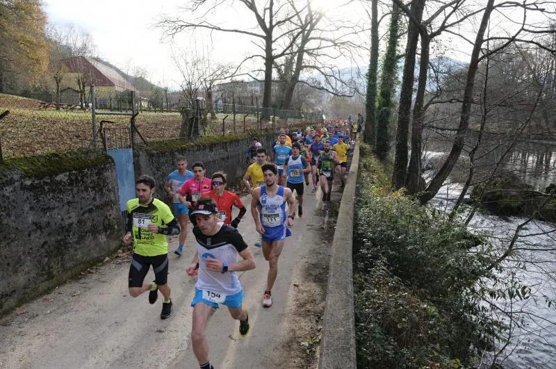 Un buen número de corredores se ha sumado a la IV San Silvestre Trail Picu L'Arbolín, disputada en Cangas de Onís. Con dos categorías, de seis y once kilómetros, ha sido la prueba elegida por muchos deportistas para celebrar estas fiestas.