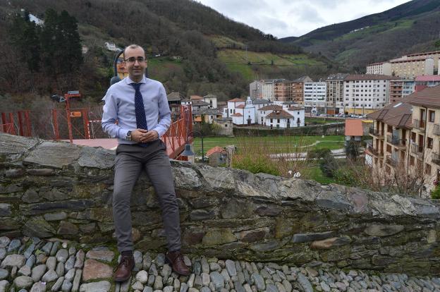 José Víctor Rodríguez, con Ambasaguas al fondo. 