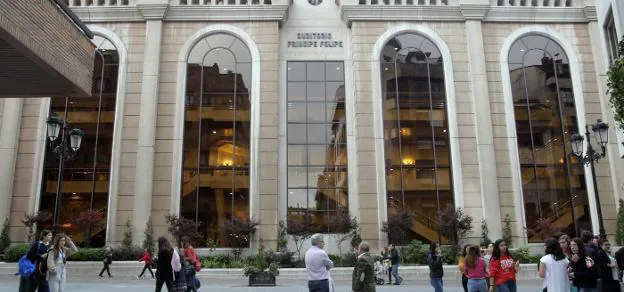 La fachada del Auditorio Príncipe Felipe a la calle Pérez de la Sala, en el interior se aprecia que no hay sectorización entre los distintos niveles. 
