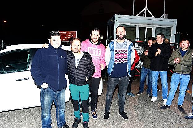 Compañeros de las contratas, vecinos y familiares aplauden a Fabián Fernández, Adrián Neira, Borja Fernández y Omar Fernández al término del encierro en el Pozo Santiago. 