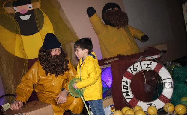 L'Anguleru recibe las peticiones de un niño en La Arena. 