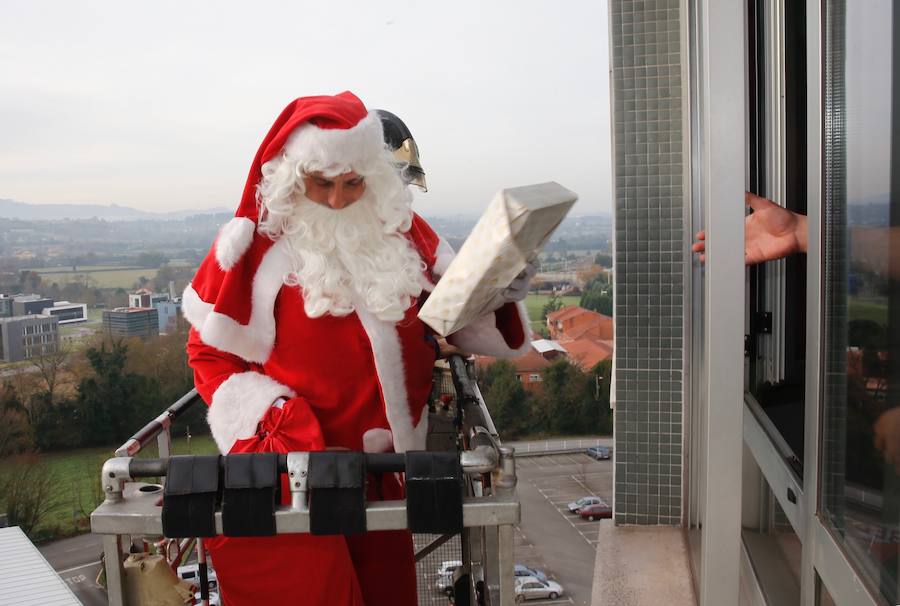 Los bomberos de Gijón escoltaron esta mañana a Papá Noel en una visita a los niños que están hospitalizados en el Hospital de Cabueñes.