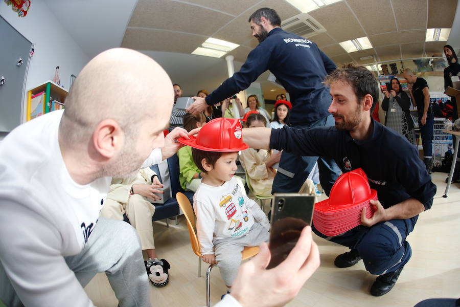 Los bomberos de Gijón escoltaron esta mañana a Papá Noel en una visita a los niños que están hospitalizados en el Hospital de Cabueñes.