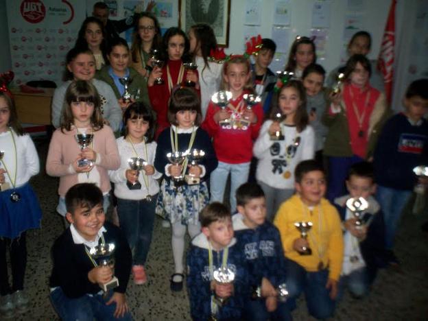 Los niños premiados en el concurso. 