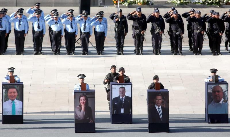 La gobernadora de Puebla, Martha Erika Alonso, con orígenes en Cangas de Onís, su marido, Rafael Moreno Valle, y otras tres personas fallecieron el lunes en un accidente de helicóptero. Centenares de personas han participado en un homenaje al matrimonio.