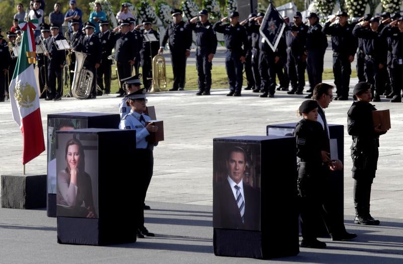 La gobernadora de Puebla, Martha Erika Alonso, con orígenes en Cangas de Onís, su marido, Rafael Moreno Valle, y otras tres personas fallecieron el lunes en un accidente de helicóptero. Centenares de personas han participado en un homenaje al matrimonio.