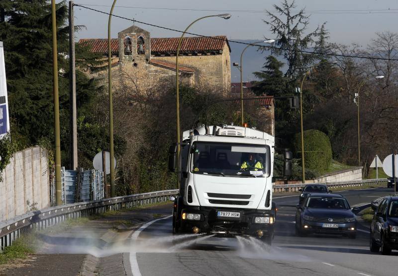 La Consejería de Medio Ambiente activó el pasado lunes en Oviedo el nivel cero o preventivo del protocolo que coordina la actuación en episodios prolongados de contaminación ambiental. Además, ante la ausencia de lluvias y vientos que pudiesen remediar la problemática, el Ayuntamiento de Oviedo ha diseñado un plan preventivo que consistirá en realizar baldeos en las zonas más afectadas (Ventanielles y el entorno del bulevar de Santullano), controlar los vehículos estacionados en carga y descarga, y descongestionar las posibles retenciones de tráfico. El Principado mantiene también activado el protocolo por contaminación también en Siero y cuencas mineras.