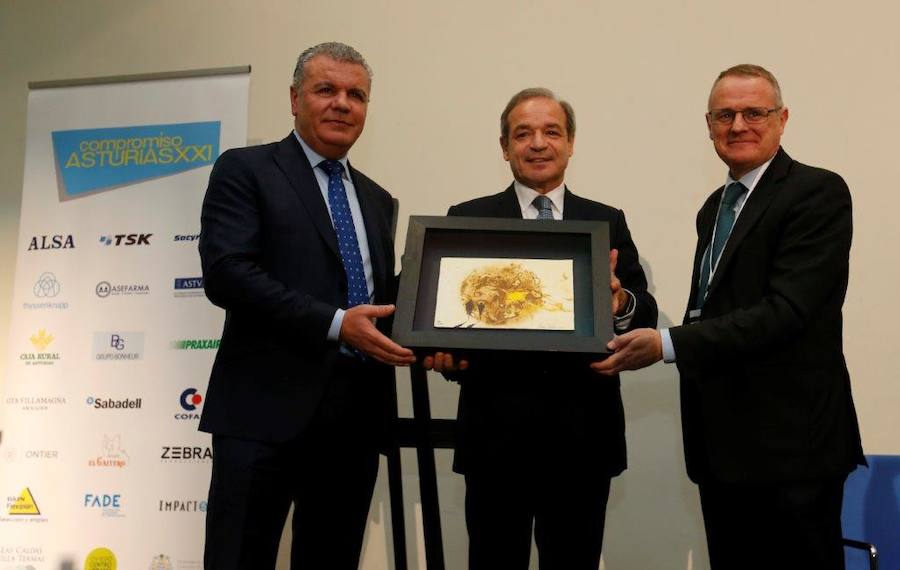 Durante el acto, entre otras actividades de debate e información, se hizo entrega de la distinción Socio de Honor Compromiso Asturias XXI a Marcelino Fernández Verdes, actual Consejero Delegado ACS Actividades de Construcción y Servicios.