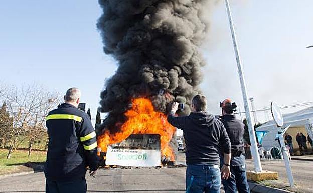 Corte de carretera en la fábrica de Alcoa. 
