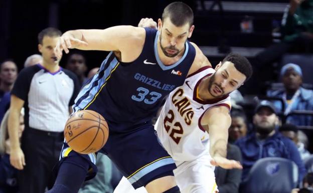 Marc Gasol disputa un balón con Larry Nance Jr. 