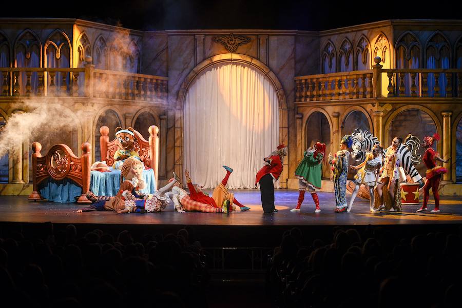 El espectáculo infantil de magia y luz 'Galtük, un sueño de Navidad' hizo las delicias de pequeños y no tan pequeños. Viernes, sábado y domingo habrá nuevas funciones.