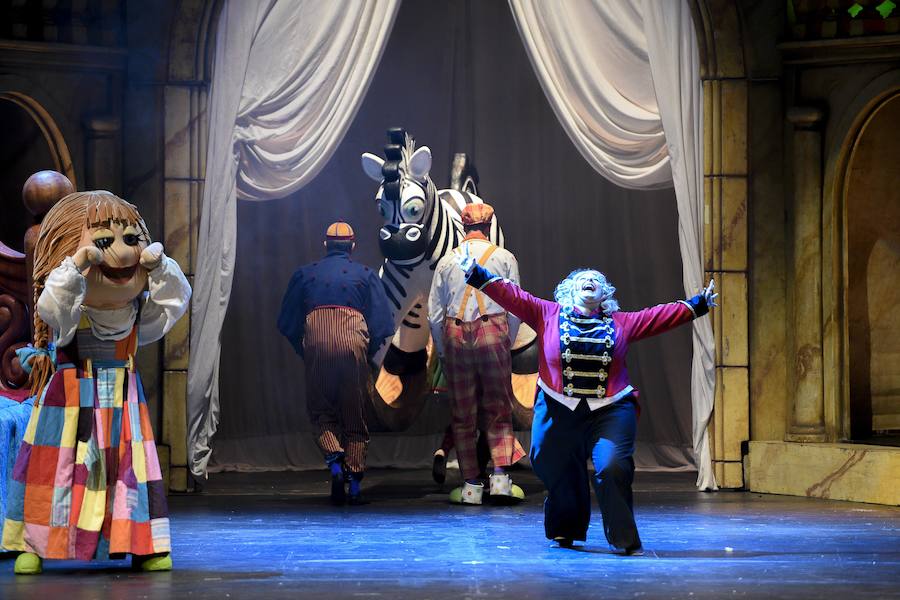 El espectáculo infantil de magia y luz 'Galtük, un sueño de Navidad' hizo las delicias de pequeños y no tan pequeños. Viernes, sábado y domingo habrá nuevas funciones.