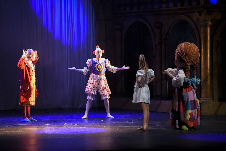 El espectáculo infantil de magia y luz 'Galtük, un sueño de Navidad' hizo las delicias de pequeños y no tan pequeños. Viernes, sábado y domingo habrá nuevas funciones.