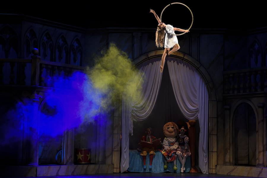 El espectáculo infantil de magia y luz 'Galtük, un sueño de Navidad' hizo las delicias de pequeños y no tan pequeños. Viernes, sábado y domingo habrá nuevas funciones.