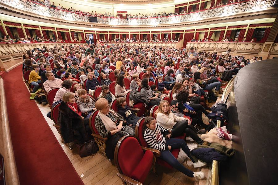 El espectáculo infantil de magia y luz 'Galtük, un sueño de Navidad' hizo las delicias de pequeños y no tan pequeños. Viernes, sábado y domingo habrá nuevas funciones.