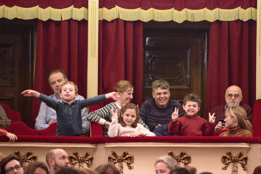 El espectáculo infantil de magia y luz 'Galtük, un sueño de Navidad' hizo las delicias de pequeños y no tan pequeños. Viernes, sábado y domingo habrá nuevas funciones.