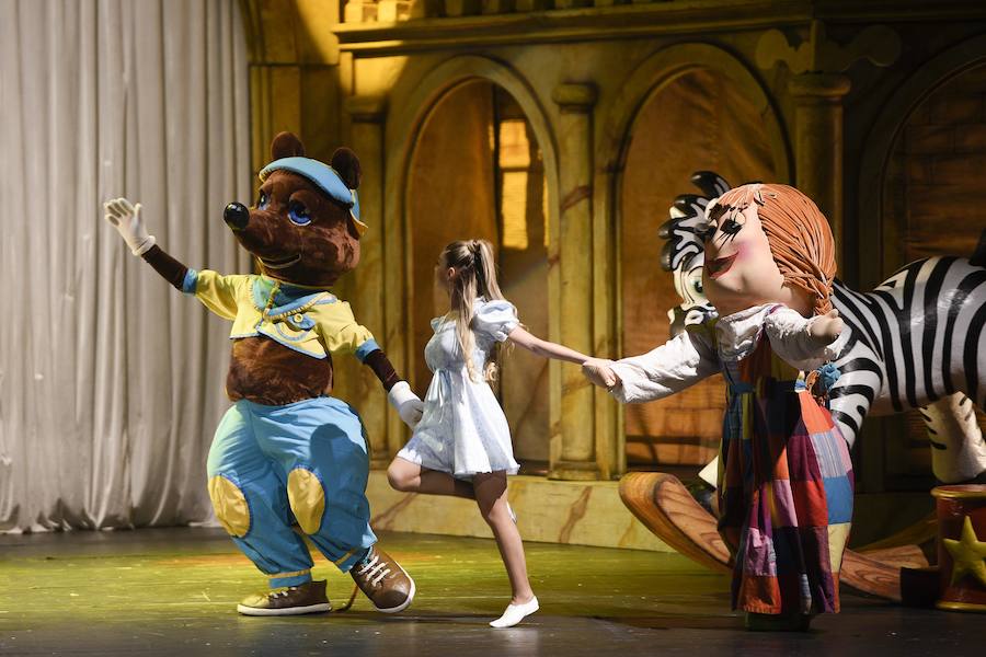 El espectáculo infantil de magia y luz 'Galtük, un sueño de Navidad' hizo las delicias de pequeños y no tan pequeños. Viernes, sábado y domingo habrá nuevas funciones.